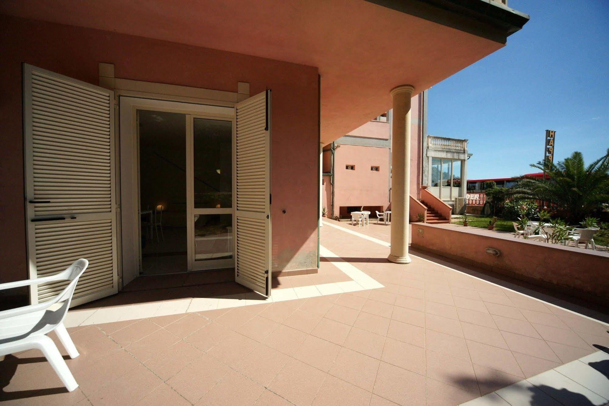 Hotel Happy 3*