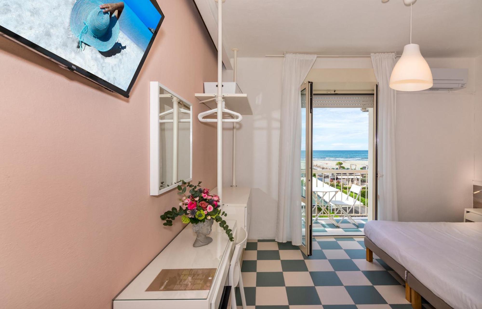 Happy Hotel