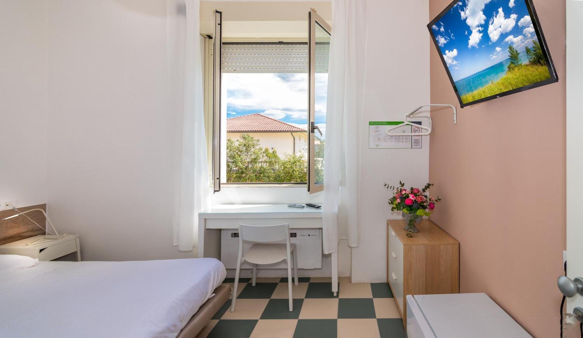 Happy Hotel 3*