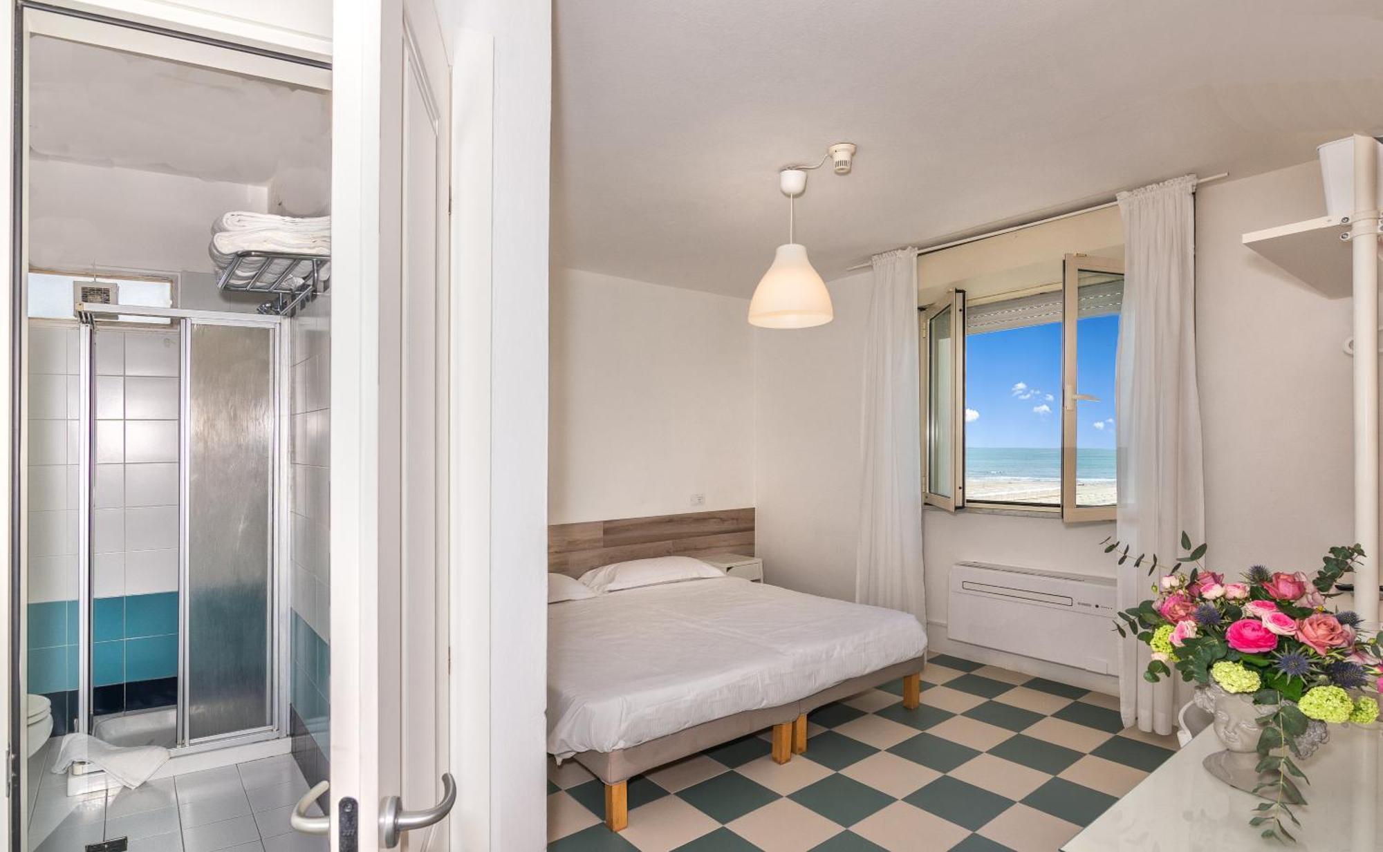 Happy Hotel 3*